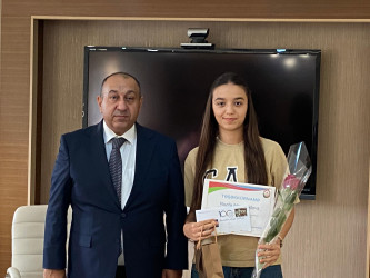 Xızı Rayon İcra Hakimiyyətinin başçısı 600 baldan yüksək nəticə göstərən abituriyentlərlə görüş keçirib.