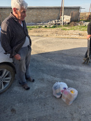 Aramsız yağışlar nəticəsində sel sularından zərər çəkmiş aztəminatlı ailələrə ərzaq yardımı paylanmışdır.