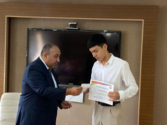 Xızı Rayon İcra Hakimiyyətinin başçısı 600 baldan yüksək nəticə göstərən abituriyentlərlə görüş keçirib.