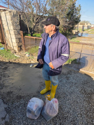 Aramsız yağışlar nəticəsində sel sularından zərər çəkmiş aztəminatlı ailələrə ərzaq yardımı paylanmışdır.