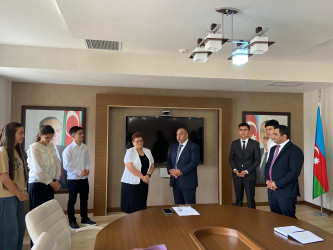 Xızı Rayon İcra Hakimiyyətinin başçısı 600 baldan yüksək nəticə göstərən abituriyentlərlə görüş keçirib.