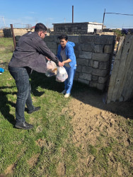 Aramsız yağışlar nəticəsində sel sularından zərər çəkmiş aztəminatlı ailələrə ərzaq yardımı paylanmışdır.