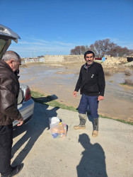 Aramsız yağışlar nəticəsində sel sularından zərər çəkmiş aztəminatlı ailələrə ərzaq yardımı paylanmışdır.
