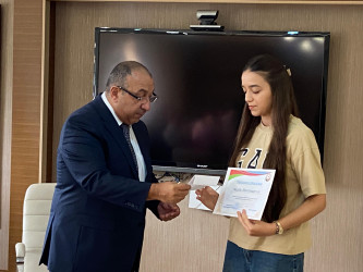 Xızı Rayon İcra Hakimiyyətinin başçısı 600 baldan yüksək nəticə göstərən abituriyentlərlə görüş keçirib.