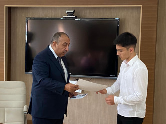 Xızı Rayon İcra Hakimiyyətinin başçısı 600 baldan yüksək nəticə göstərən abituriyentlərlə görüş keçirib.