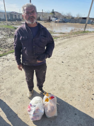 Aramsız yağışlar nəticəsində sel sularından zərər çəkmiş aztəminatlı ailələrə ərzaq yardımı paylanmışdır.